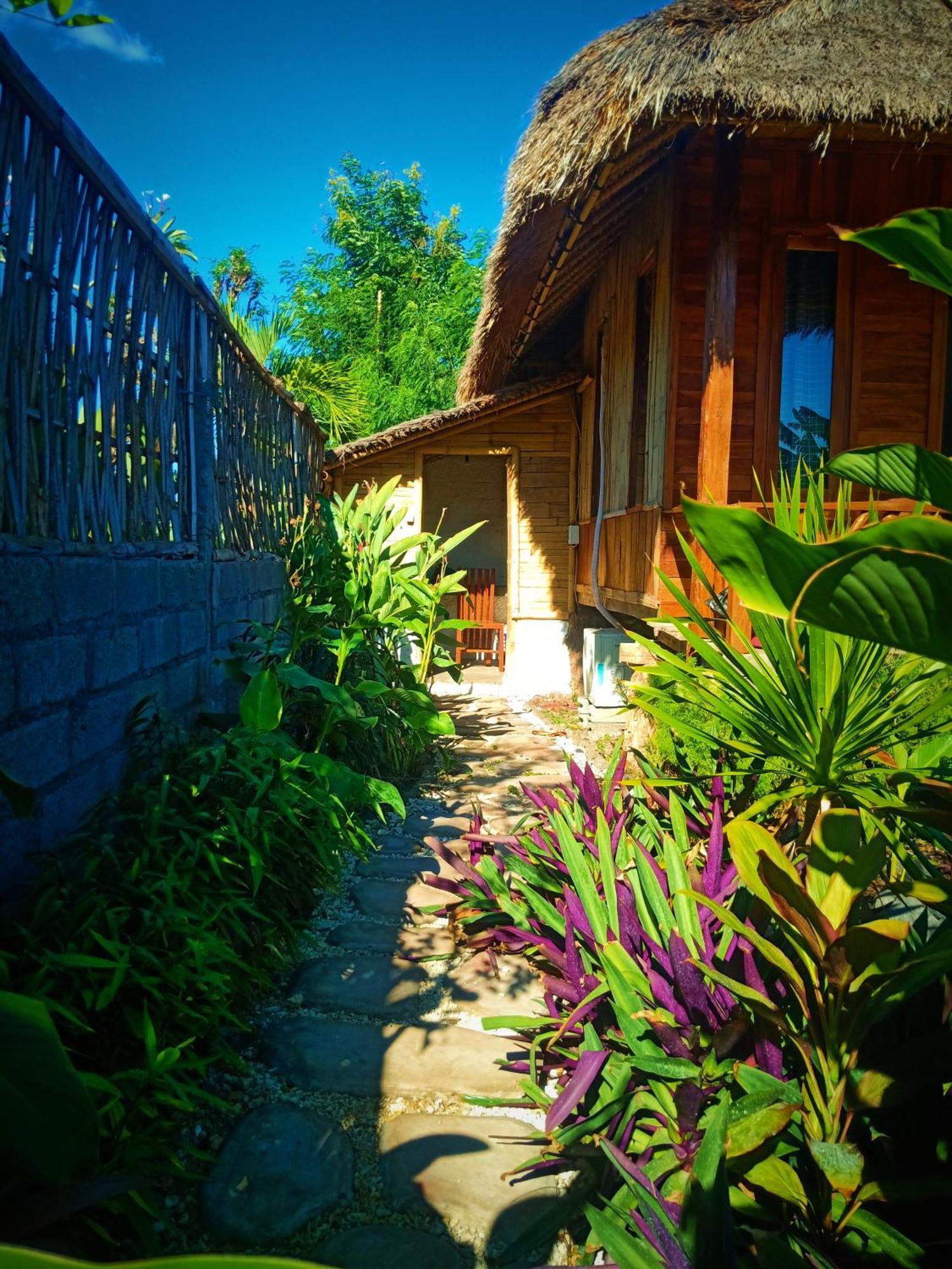 Umah Kayu 2-Menjangan Homestay Banyuwedang Exterior photo